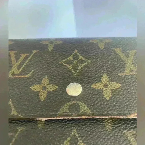 Louis Vuitton Authentic Monogram Sarah Wallet (Has Lots Of Wear) - Picture 9 of 13